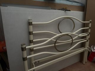 Cama antigua metal blanco-dorado