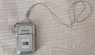 Cámara video vintage plateada. Mini