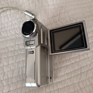 Cámara video vintage plateada. Mini