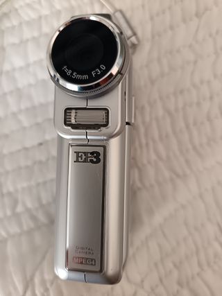 Cámara video vintage plateada. Mini