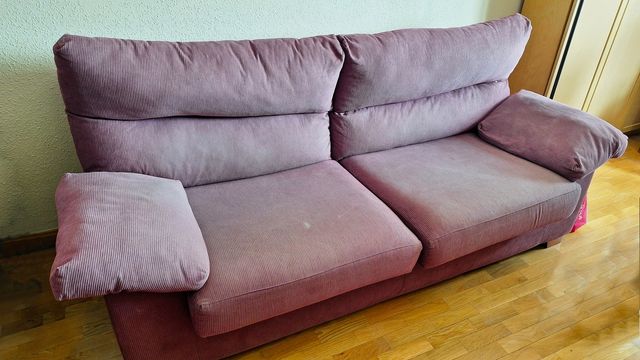 Sofá de dos-tres plazas de una pieza tono rojo