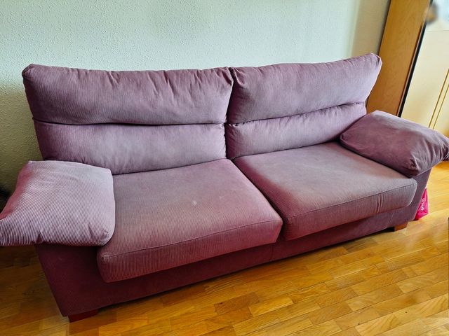 Sofá de dos-tres plazas de una pieza tono rojo