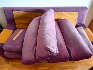 Sofá de dos-tres plazas de una pieza tono rojo