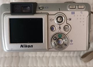 Cámara digital Nikon COOLPIX 3700 en color plata.