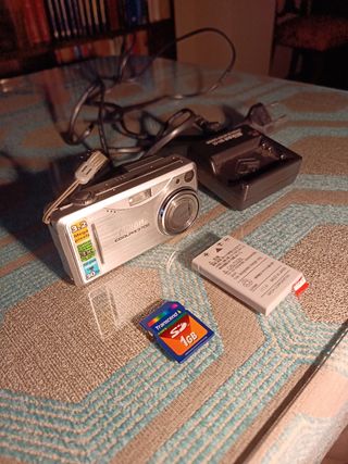 Cámara digital Nikon COOLPIX 3700 en color plata.