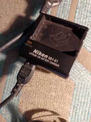 Cámara digital Nikon COOLPIX 3700 en color plata.