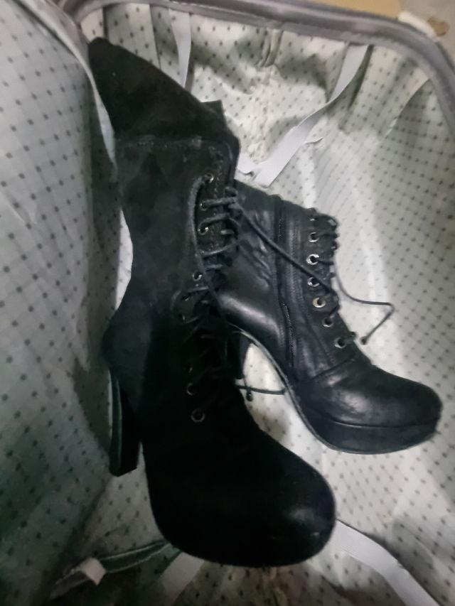 Botas pretas c/ atacadores tam. 37