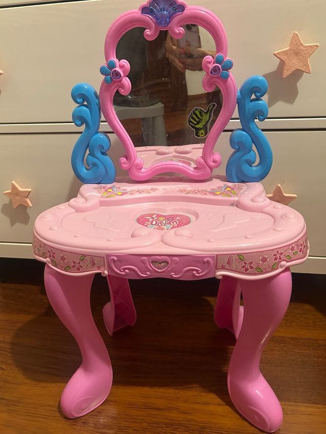Tocador infantil con espejo