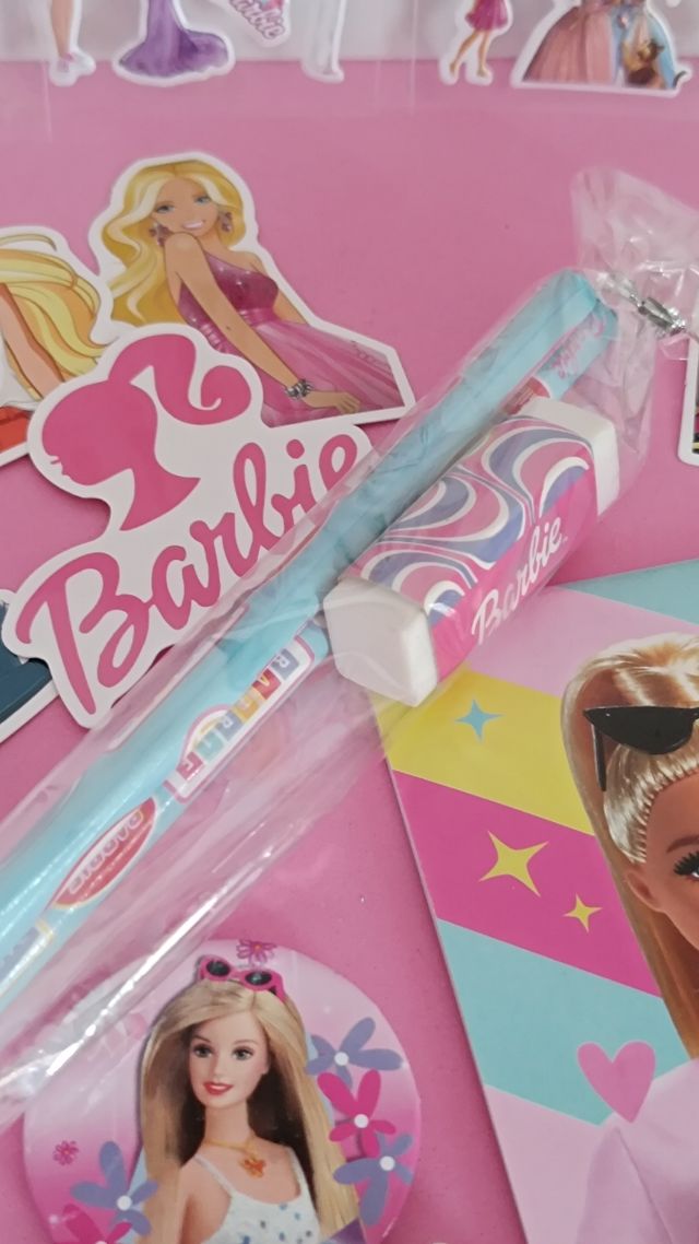 Pack Barbie: pegatinas, bolígrafo, gomas...