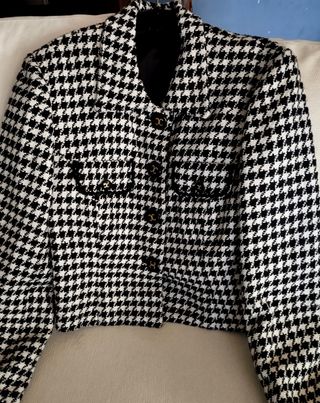 ELEGANTE TRAJE CHAQUETA EN LANA. CORTE CROPPED.