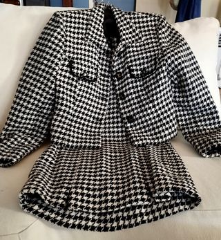 ELEGANTE TRAJE CHAQUETA EN LANA. CORTE CROPPED.