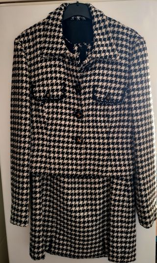 ELEGANTE TRAJE CHAQUETA EN LANA. CORTE CROPPED.