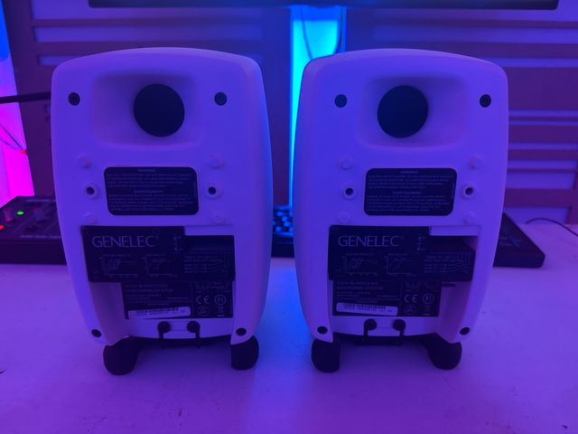 Genelec 8020A Blancos - Monitores