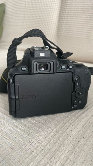 Nikon D5600 con objetivo 18-55mm como nueva