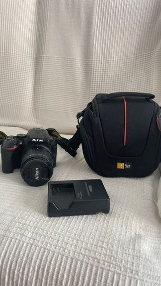 Nikon D5600 con objetivo 18-55mm como nueva