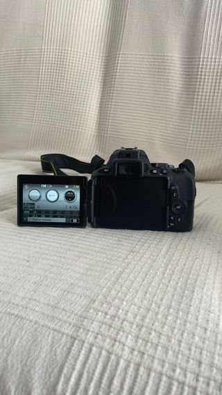 Nikon D5600 con objetivo 18-55mm como nueva