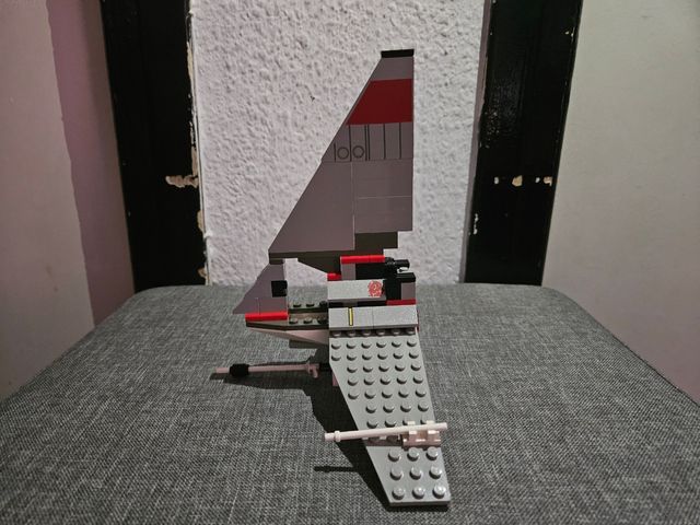 Lego Star Wars 4477 T-16 Skyhopper.