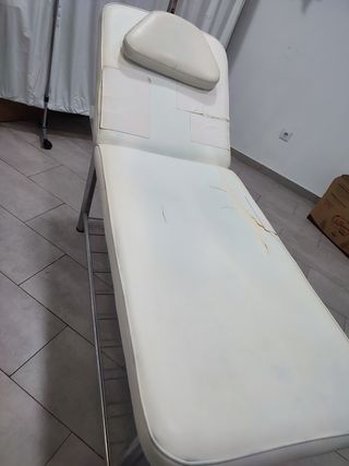 Camilla blanca.semi nueva baja y sube perfectament