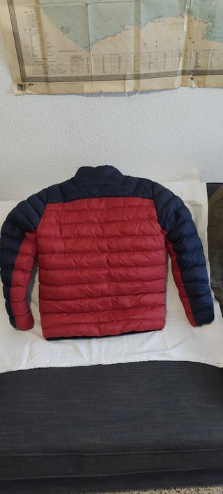 Chaqueta acolchada negra y roja