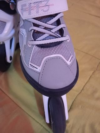 Patines en línea grises