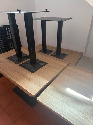 3 mesas y 3 Sillas metálicas beige y negras