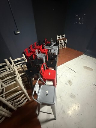 3 mesas y 3 Sillas metálicas beige y negras