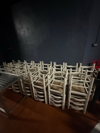 3 mesas y 3 Sillas metálicas beige y negras