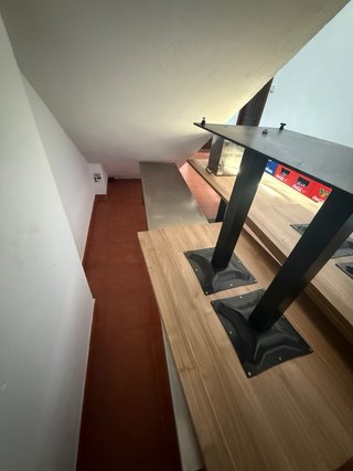 3 mesas y 3 Sillas metálicas beige y negras