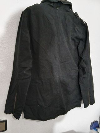 Cazadora negra militar