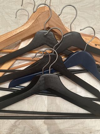10 Perchas madera - marrón, negro
