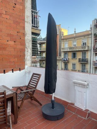 Sombrilla gris para terraza