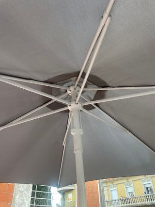Sombrilla gris para terraza