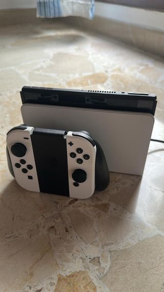 Nintendo Switch - Blanca y Negra