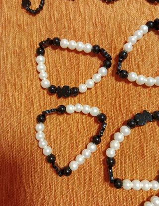 Pulseras y collares negros y blancos