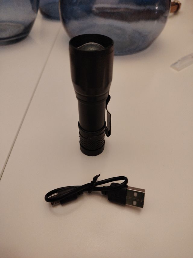 Mini linterna LED negra