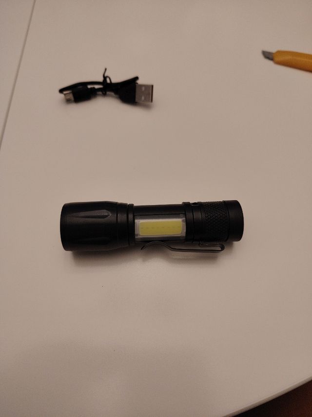 Mini linterna LED negra