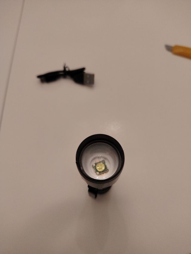 Mini linterna LED negra