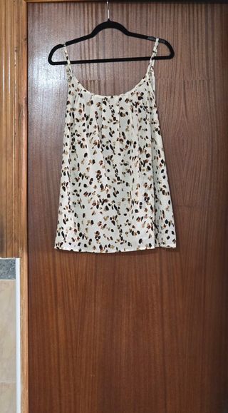 Top estampado de tirantas regulables.
