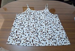 Top estampado de tirantas regulables.
