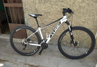 Bicicleta Cube blanca y negra 27"