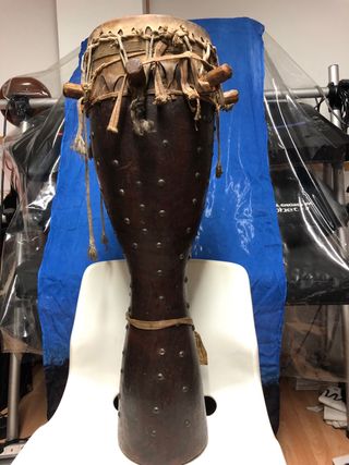 Tambor sabar africano antiguo