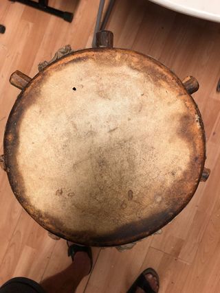 Tambor sabar africano antiguo