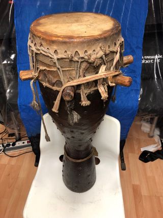 Tambor sabar africano antiguo