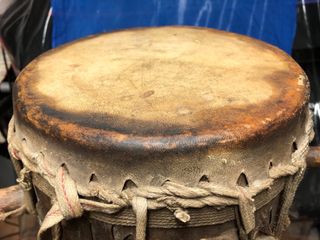 Tambor sabar africano antiguo