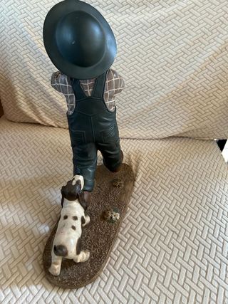 Ragazzo con cuccioli-Figura in ceramica
