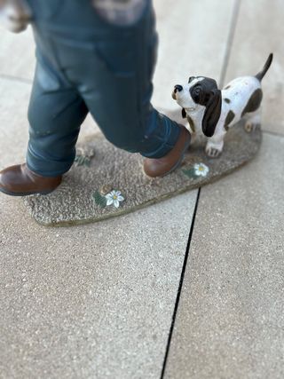 Ragazzo con cuccioli-Figura in ceramica