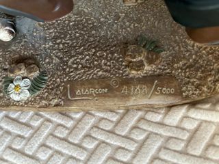 Ragazzo con cuccioli-Figura in ceramica