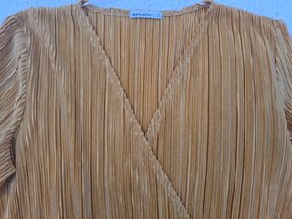 Blusa plisada dorada talla S