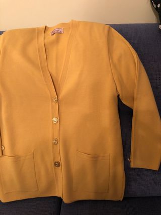 Chaqueta amarilla de punto
