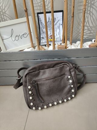 Bolso marrón con perlas piel bandolera